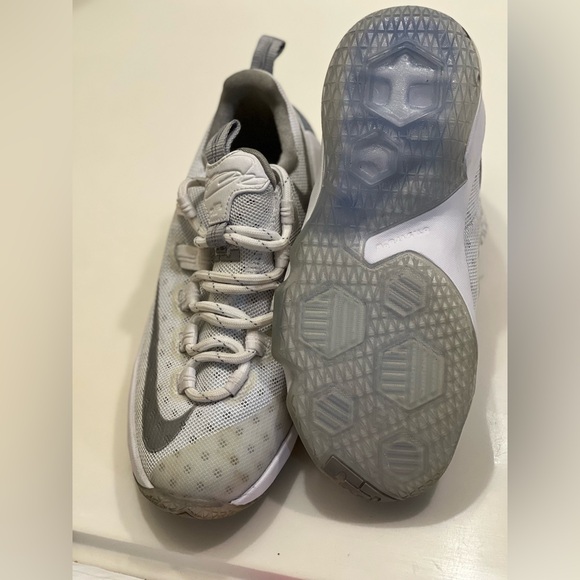 Nike Lebron Vlll 8 Low 834347-100 White/Sylver/ Sz 4y - Picture 4 of 5